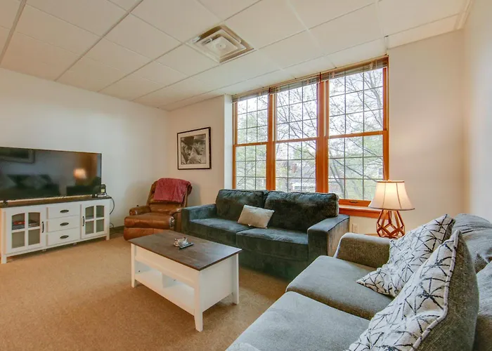 New Kensington Apartment About 20 Mi To Pittsburgh!